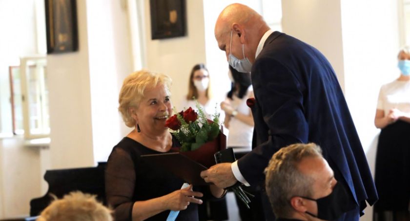 Prezydent Torunia nagrodził swoją żonę. Mieszkańcy proszą o wyjaśnienie