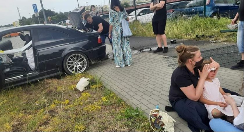 Niebezpieczny wypadek w Toruniu. Kobieta pomogła małej dziewczynce