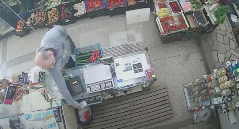 Złodziej ukradł pieniądze z kasy sklepu spożywczego w Toruniu. Rozpoznajesz go? [WIDEO]