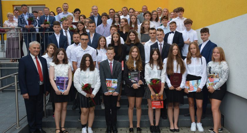 Oto najlepsi absolwenci w gminie Łysomice. Wyróżnienia zdobyło aż 34 uczniów [FOTO]