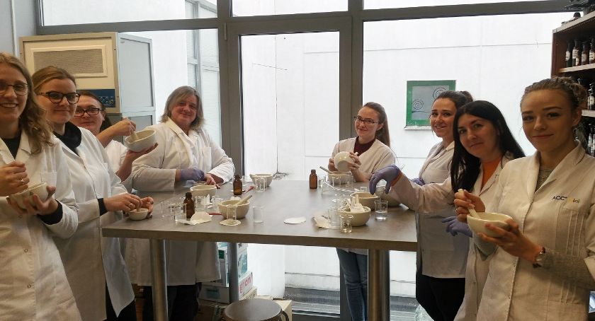 Jak nieść pomoc pacjentom? TEB Edukacja zaprasza na kierunek technik farmaceuta