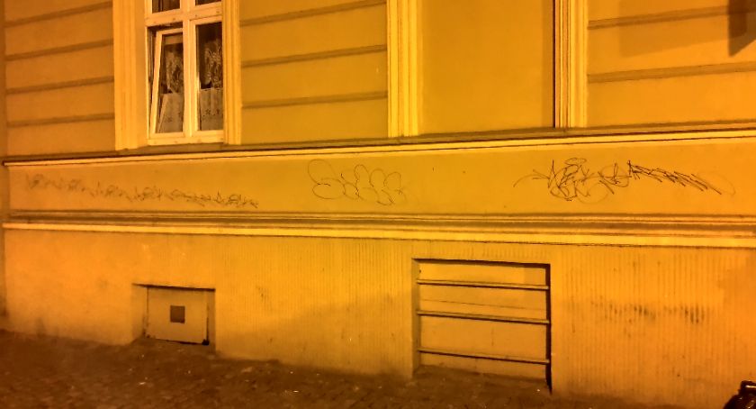 20-latek zdewastował zabytkową kamienicę. Kamera wypatrzyła wandala