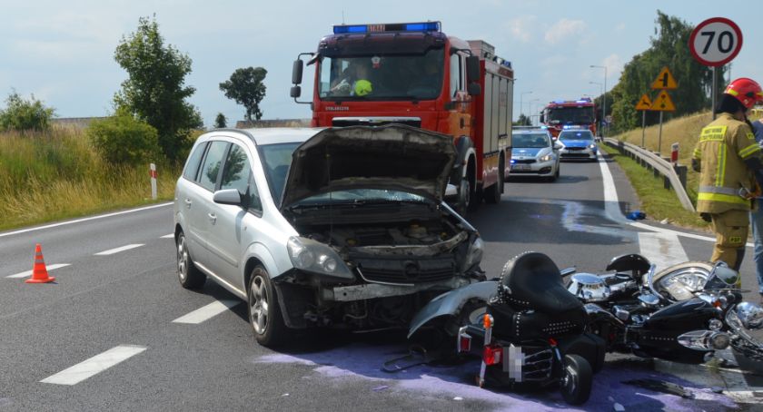 Koszmar na podtoruńskiej drodze. Osobówka zderzyła się z motocyklem