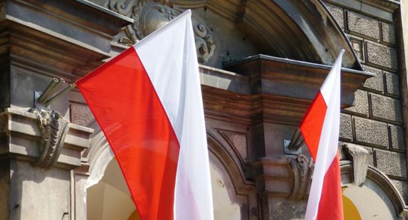 Biało-czerwone flagi zniknęły z ulicy Prostej