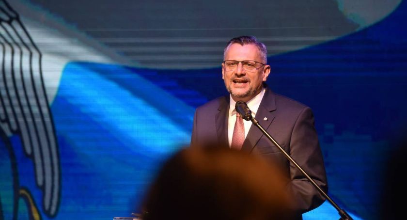 Kontrowersyjna propozycja Tomasza Lenza ws. szczepień. Na posła spadły gromy