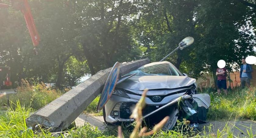Wypadek w Toruniu. Latarnia spadła na samochód [FOTO]