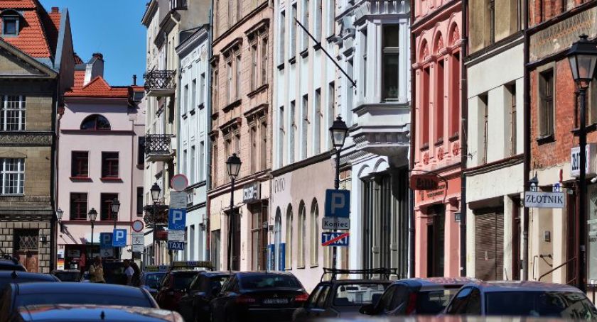 Nietypowa kradzież w Toruniu. Operator monitoringu namierzył sprawców