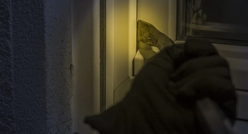 Włamał się do mieszkania przez okno. Lokatorzy spali w drugim pokoju