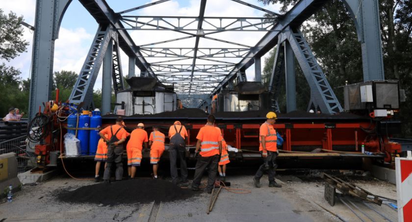 Ciekawostka z remontowanego mostu. W Toruniu został wylany niezwykły asfalt