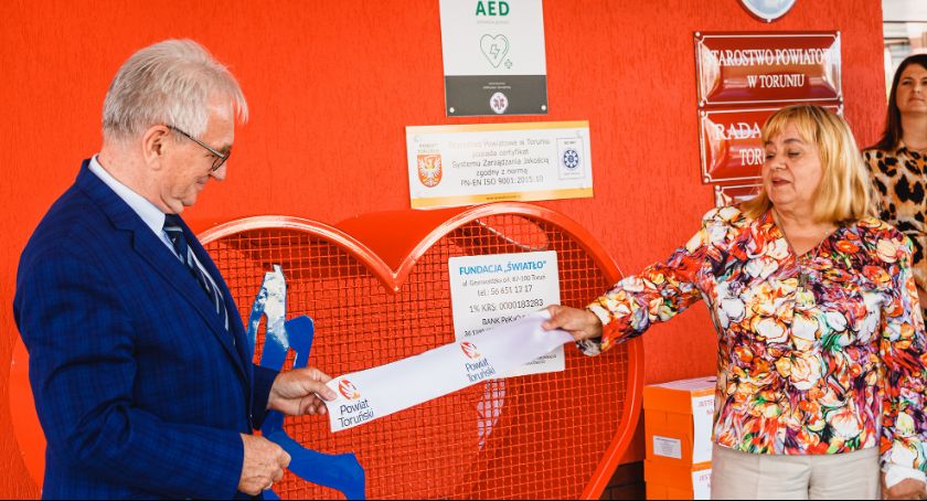 Kolejne metalowe serce w Toruniu. Zbiórka nakrętek pomoże fundacji Światło