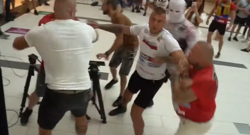 Przerwany wywiad z zawodnikiem. Bójka w centrum handlowym