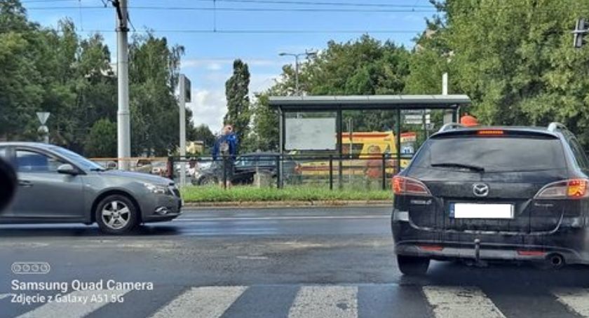 21-latek na hulajnodze potrącony na pasach. Tworzą się duże korki
