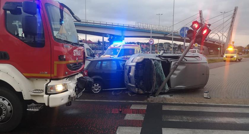 Wypadek przy wjeździe na most. Uszkodzony sygnalizator świetlny [FOTO]