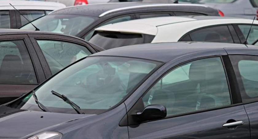 Wandal na parkingu. Narobił dużych szkód