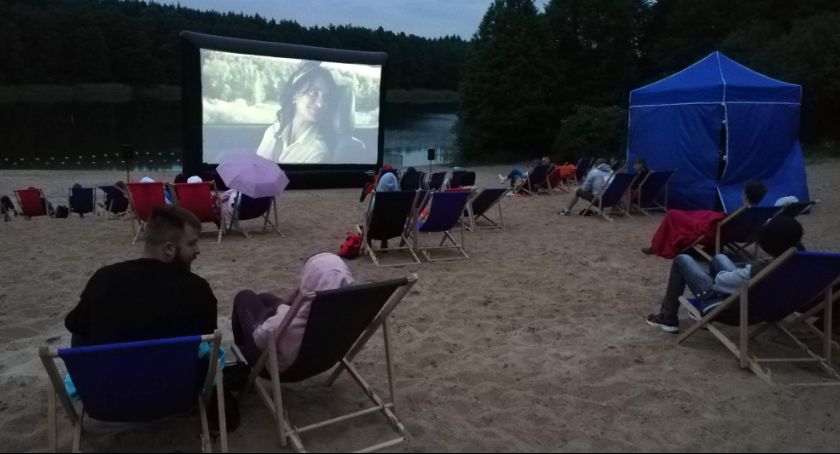 Kino plenerowe nad podtoruńskim jeziorem na zakończenie wakacji