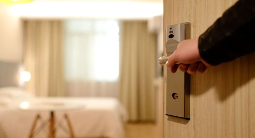 Policja zatrzymała 40-latka w hotelu w Toruniu. Był poszukiwany od 10 lat