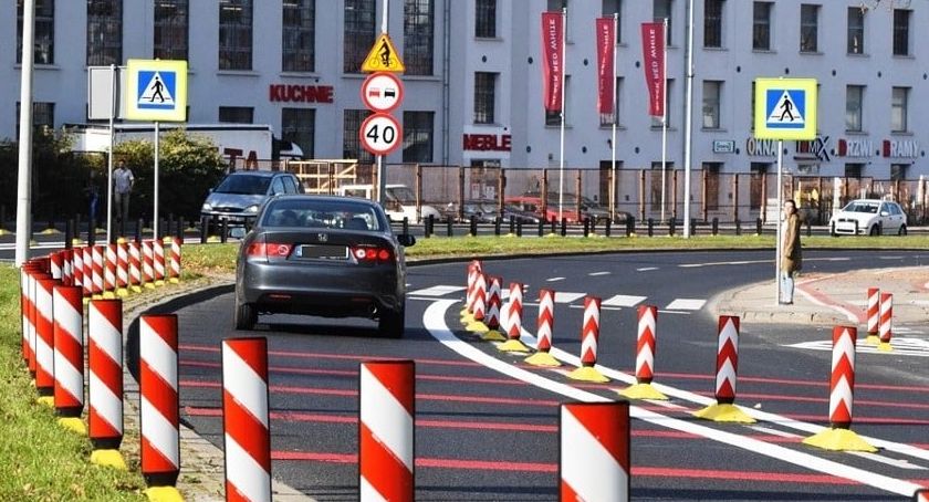 Słupki między pasami? Nowy pomysł na niebezpieczny fragment drogi w Toruniu