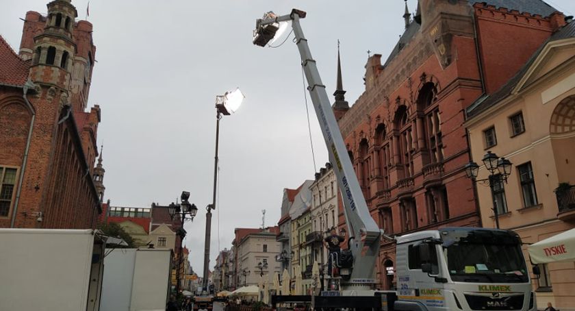 Wysięgniki z oświetleniem stanęły przed Dworem Artusa