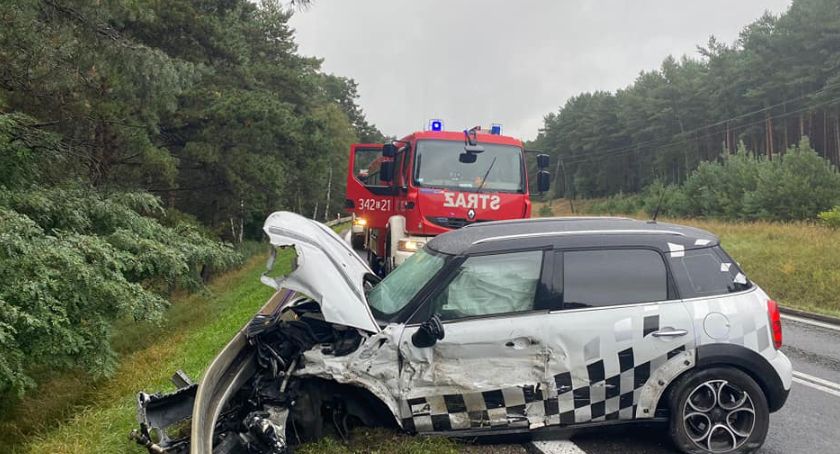 Wypadek pod Toruniem. Części auta rozrzucone na drodze