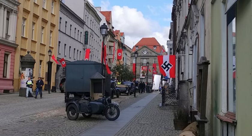Dlaczego na toruńskiej starówce pojawiły się nazistowskie flagi?