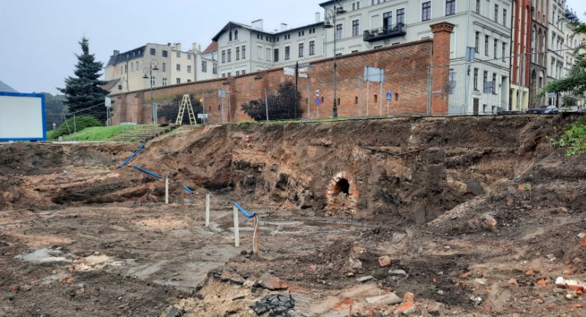 Nowa inwestycja na Bulwarze Filadelfijskim. Nieoczekiwany przebieg prac