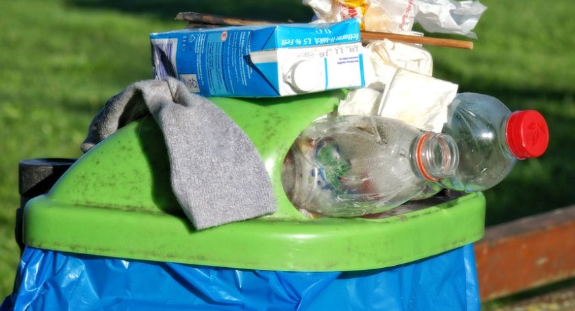84-latka zostawiła fortunę w koszu na śmieci w Toruniu
