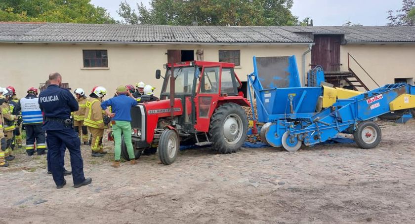 Poważny wypadek pod Toruniem. Maszyna rolnicza przygniotła kobietę [FOTO]