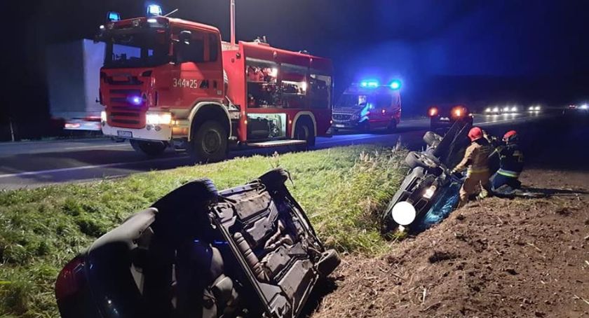Błąd 20-latki spowodował wypadek. Dwa samochody wylądowały w rowie