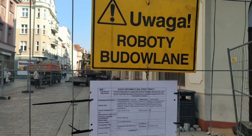Rozkopany fragment deptaka. Ciężki sprzęt wkroczył do centrum miasta