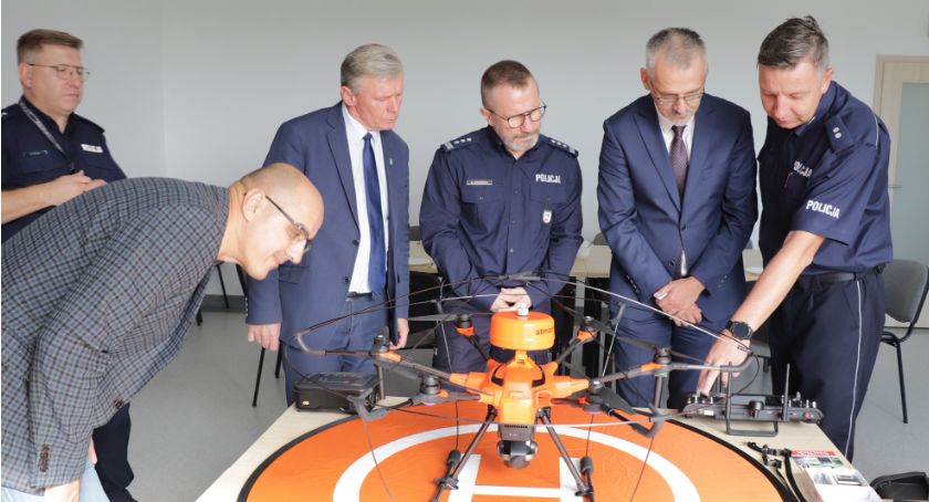 Policjanci otrzymali nowoczesny sprzęt dzięki zrzutce