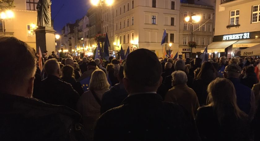 Toruń przeciwko polexitowi. Tłumy protestowały i tańczyły do „Je… PiS”