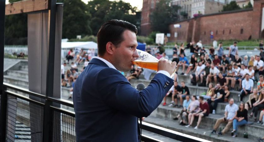 Sławomir Mentzen szuka pracowników do swojego browaru. Ile płaci za godzinę?