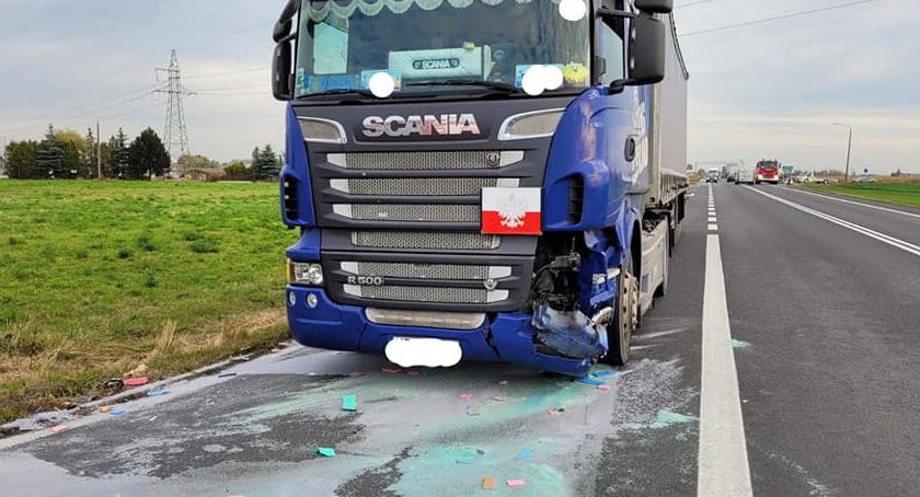 Pod Toruniem osobówka zderzyła się z TIR-em. O włos od tragedii