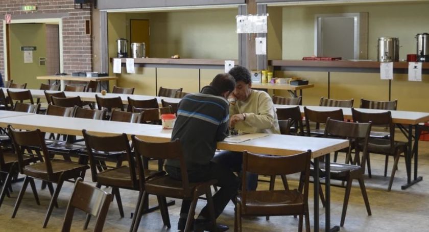 Dostawczak z ponad 40 obcokrajowcami zatrzymany w Lubiczu. Ulokowano ich w szkole