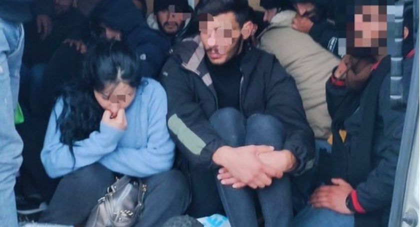 Problemy 38-latki, która przewoziła imigrantów. Prokuratora ujawnia, ile dostała za to kasy