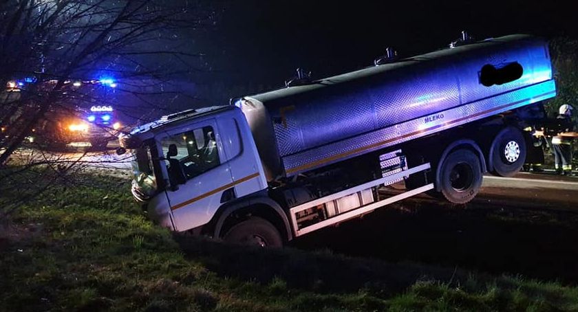 Cysterna zablokowała ruch pod Toruniem. Ważny apel policji [FOTO]