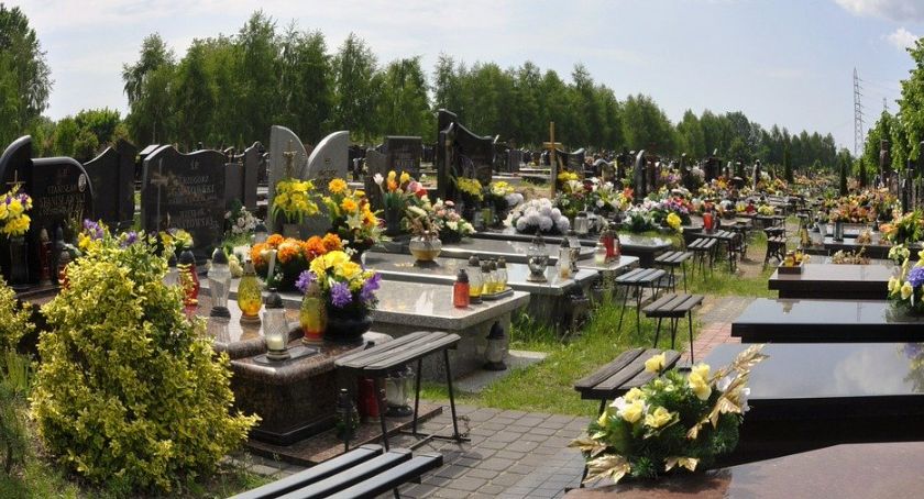 Dramat na cmentarzu w Święto Zmarłych. Mundurowi ratowali życie mężczyźnie