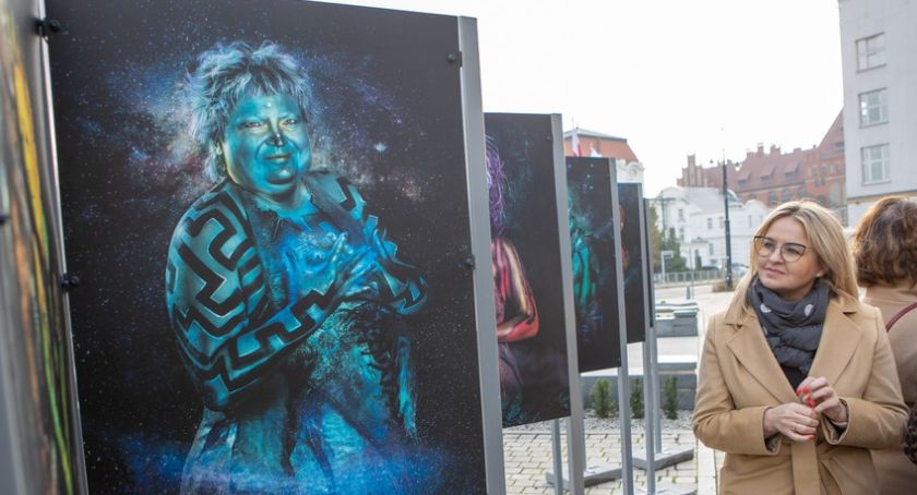 Siła kobieTy. Wystawa plenerowa przed Urzędem Marszałkowskim w Toruniu