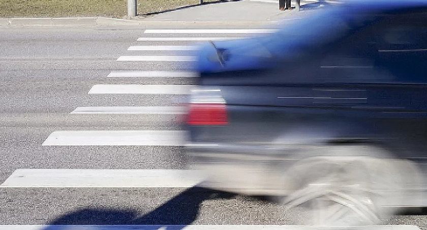 Kierowca potrącił nastolatkę i wciągnął ją do samochodu