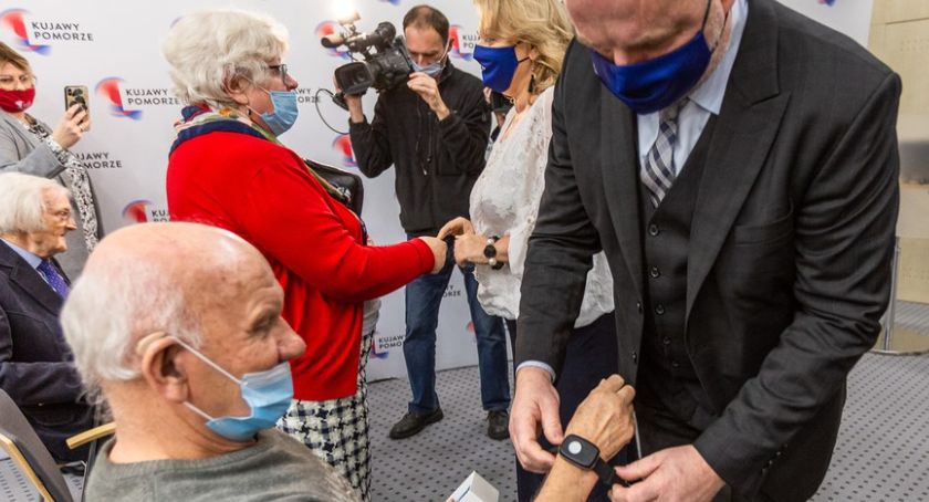 Seniorzy otrzymali bransoletki, które mogą uratować życie