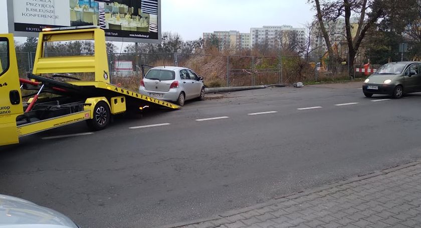 Groźny wypadek w Toruniu. Kierowca osobówki zmiótł lampę oświetleniową
