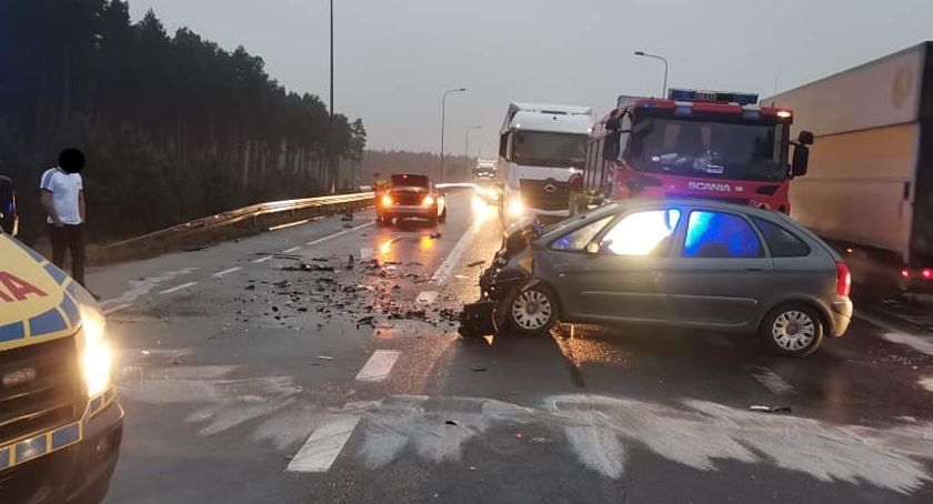 Poważny wypadek pod Toruniem. Dwie osoby ranne [FOTO]
