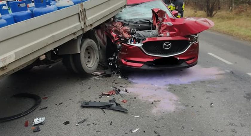 Duży korek w Toruniu. Wypadek z udziałem pojazdu z butlami z gazem