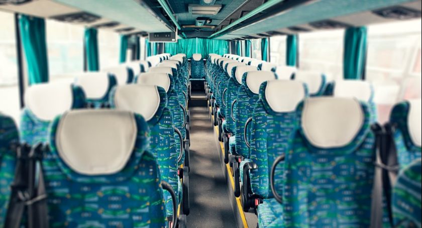 Nerwowy poranek w Toruniu. Autobus zderzył się ze śmieciarką