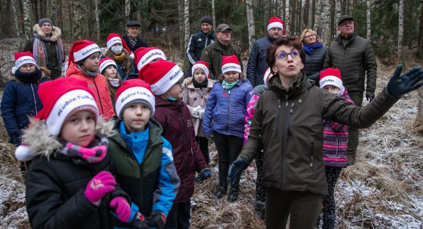 Marszałek z dziećmi wybrali świąteczne drzewko