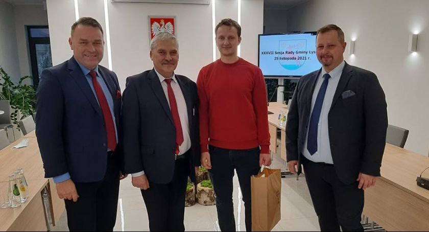 Dziecko urodziło się... na parkingu przed urzędem. Ojciec zachował zimną krew