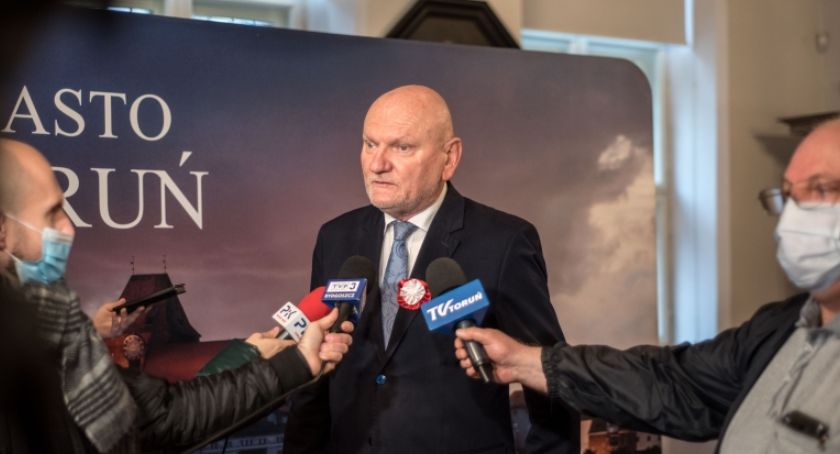 Prezydent Torunia zakończył izolację, ale na razie nie wróci do ratusza