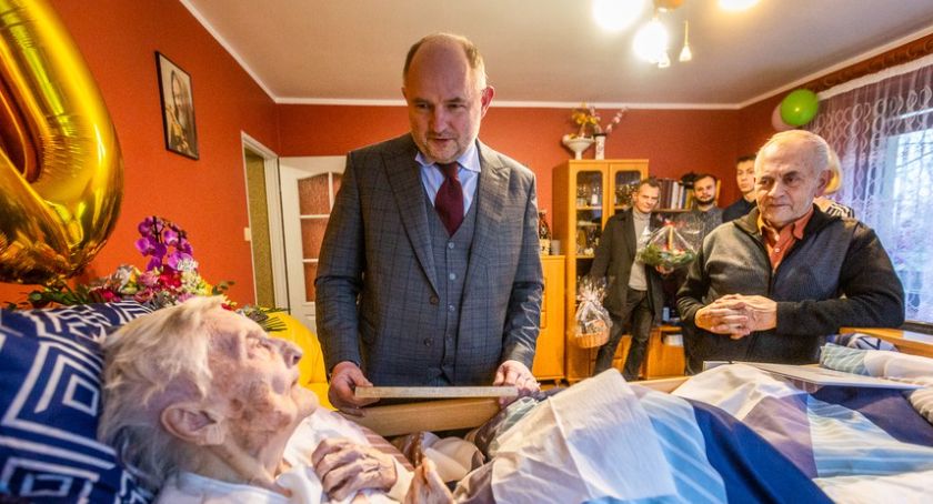 Medal dla pani Heleny na setne urodziny