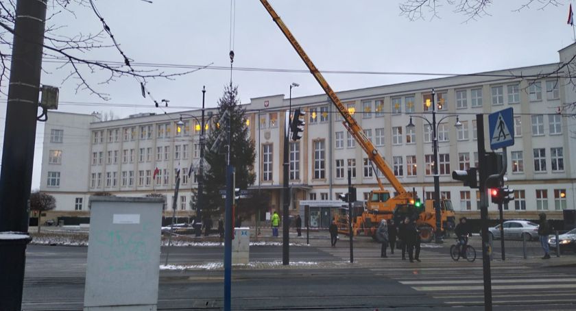 Co oznaczają liczby na gmachu Urzędu Marszałkowskiego w Toruniu?