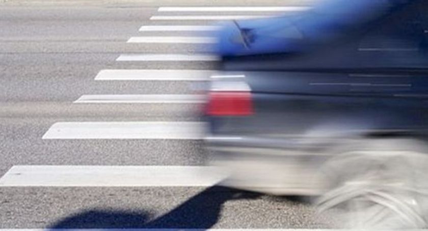 Potrącenie na pasach w Toruniu. Kierowca od razu stracił prawo jazdy